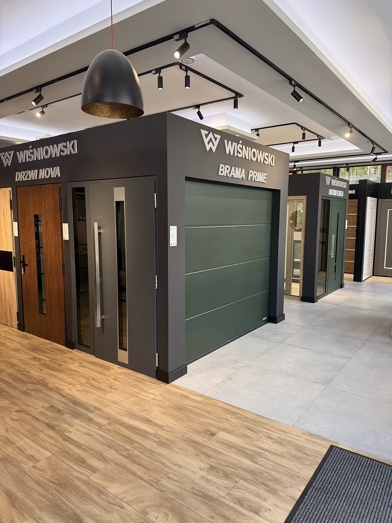Salon ekspozycyjny Easy Open z rozbudowaną ekspozycją okien, drzwi i bram